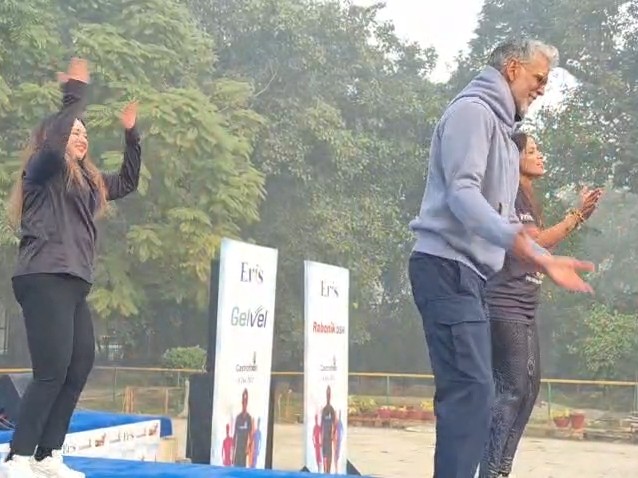 अमृतसर में मंच पर प्रस्तुति देते मिलिंद सोमन