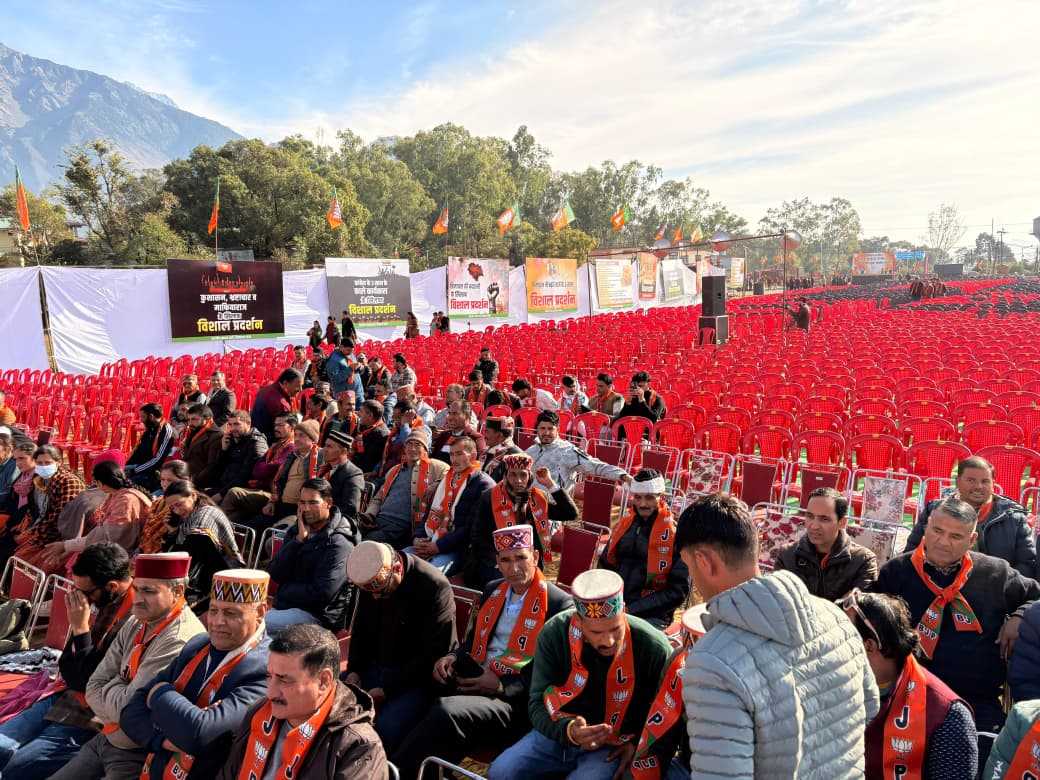 धर्मशाला के जोरावर स्टेडियम पहुंचने लगे भाजपा वर्कर।