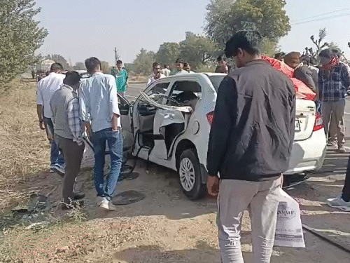 कार में पूरा परिवार रोहित के ननिहाल जा रहा था। इसमें शादी की मिठाइयां भी रखी थी।