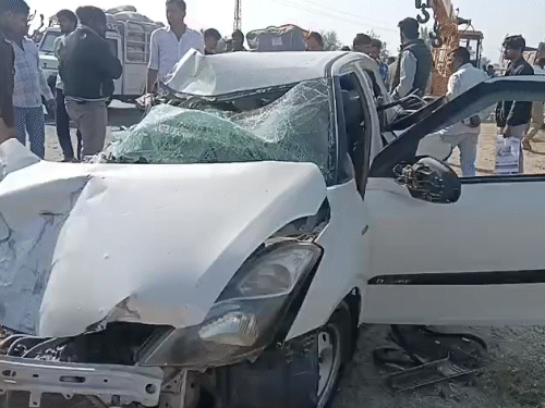 हादसे में कार के आगे का पूरा हिस्सा बिखर गया। क्रेन की मदद से कार को एक तरफ किया गया।