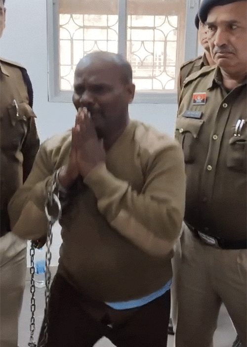 पुलिस ने आरोपी को गिरफ्तार कर लिया है। इस दौरान वह रोते हुए दिखा।