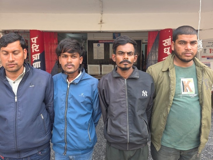 (बाय से दाएं) टीचर कार्तिकेश्वर रात्रे, अरुण मनहर, श्याम सिन्हा और CAF जवान करन दिनकर।