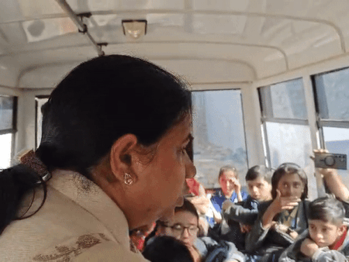 बाड़मेर में विधिक सेवा प्राधिकरण की सचिव कृष्णा गुप्ता ने स्कूल वैन मे ठूंस-ठूंस कर भरे बच्चों को देख ड्राइवर को फटकार लगा दी।