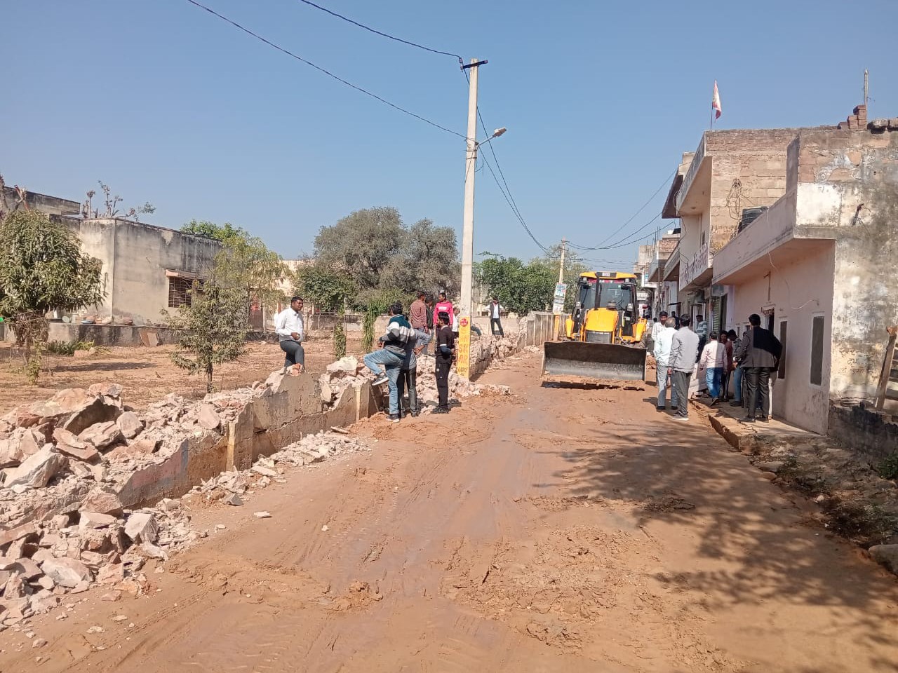 सड़क के दोनों ओर दुकानों और मकानों के बाहर स्थायी निर्माण पर कार्रवाई की गई।