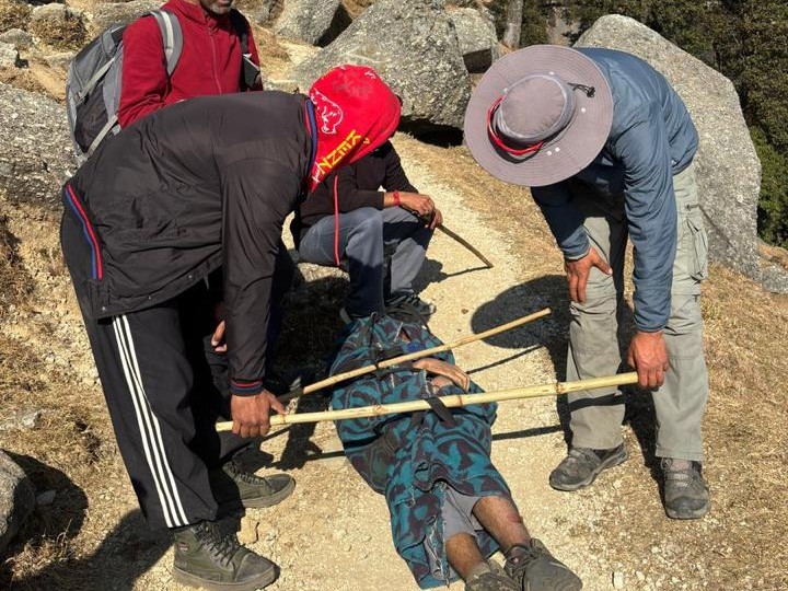 त्रियुंड ट्रैक पर गिरने के बाद ट्रैकर के शव को नीचे लाते का प्रयास करते हुए वन मित्र।