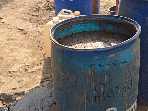 जीवामृत (खाद) और जैविक कीटनाशक को ड्रम में भरकर रखा जाता है।