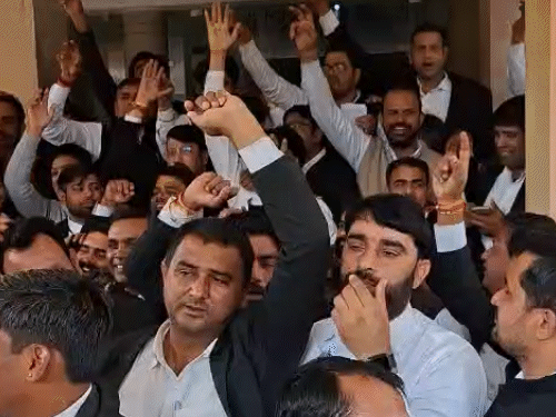 सोसायटी पट्टों से रजिस्ट्री रोकने पर वकीलों का हंगामा:  जयपुर में कार्य ठप, कलेक्टर को सौंपा ज्ञापन – Jaipur News