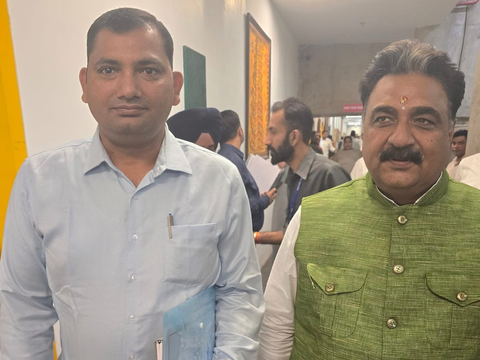 डिप्टी स्पीकर डॉ. कृष्ण मिड्डा के साथ निजी सचिव मोहित शर्मा (फाइल फोटो) - Dainik Bhaskar