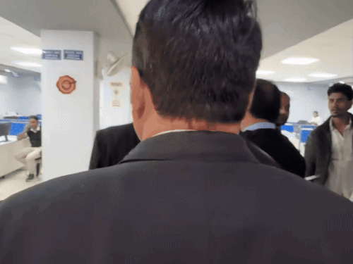 जयपुर रजिस्ट्री दफ्तर में वकील पहुंचे और काम कर रहे साथियों से बाहर चलने को कहा।