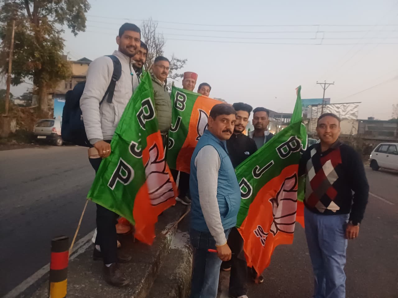 धर्मशाला के जोरावर स्टेडियम में होने वाली बीजेपी की रैली के लिए पहुंचने लगे भाजपा वर्कर।