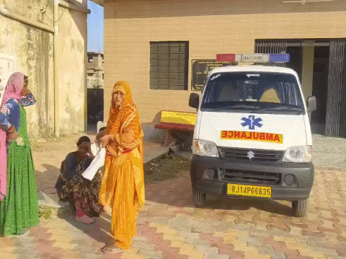 शव को लोसल अस्पताल की मॉर्च्युरी में रखवाया गया है। अस्पताल के बाहर बच्ची के माता-पिता बैठे हैं, जो गहरे सदमे में हैं।