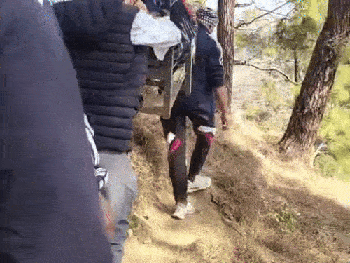 হঠাৎ তার পা পিছলে যেতেই পেছনে হেঁটে আসা যুবক তাকে সাহায্য করার চেষ্টা করে।