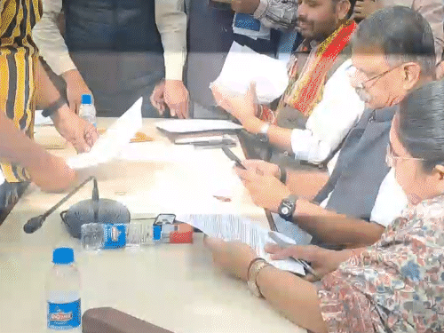 बुधवार को बीजेपी कार्यालय में पिछले दो दिनों की अपेक्षा कार्यकर्ताओं की संख्या अधिक रही।