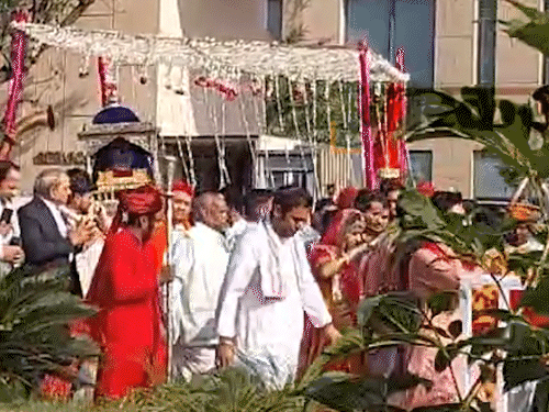 इंद्रेश उपाध्याय परिवार सहित बुधवार को जयपुर पहुंचे थे। गुरुवार को दिनभर मायरा, हल्दी, मेहंदी समेत कई कार्यक्रम ताज आमेर होटल में हुए।