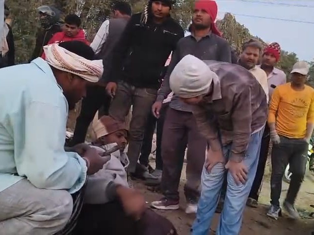 बड़ौदामेव में कार की टक्कर से बाइक सवार तीन लोग घायल हो गए।