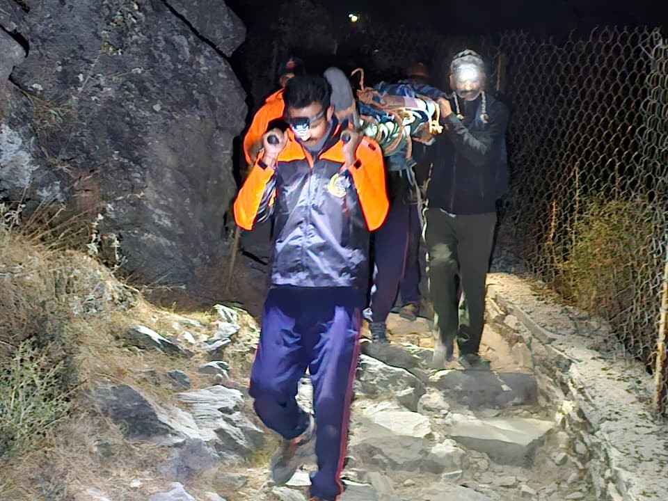 त्रियुंड ट्रैक पर गिरे कर्नाटक के ट्रैकर का शव पहाड़ी से नीचे धर्मशाला लाते हुए वन मित्र और एसडीआरएफ टीम।