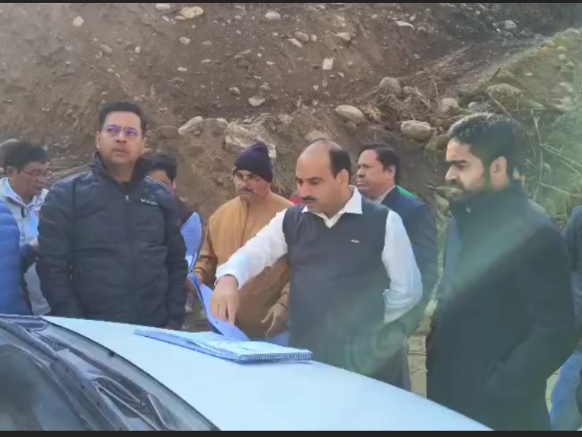 प्रोजेक्ट और तकनीकि के बारे चर्चा करती टीम
