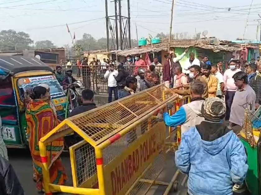 ​​​​​​​धनबाद में गैस रिसाव, दो महिला की मौत; विरोध प्रदर्शन:  एक दर्जन बच्चे-महिलाएं बीमार, आक्रोशितों ने किया धनबाद–रांची मेन रोड जाम – Dhanbad News