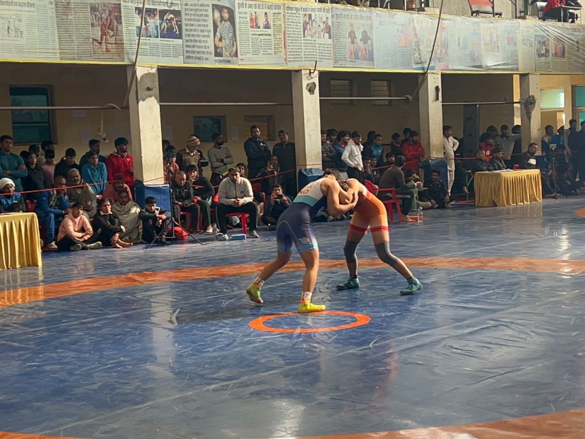 मैच के दौरान भिड़ते हुए खिलाड़ी।