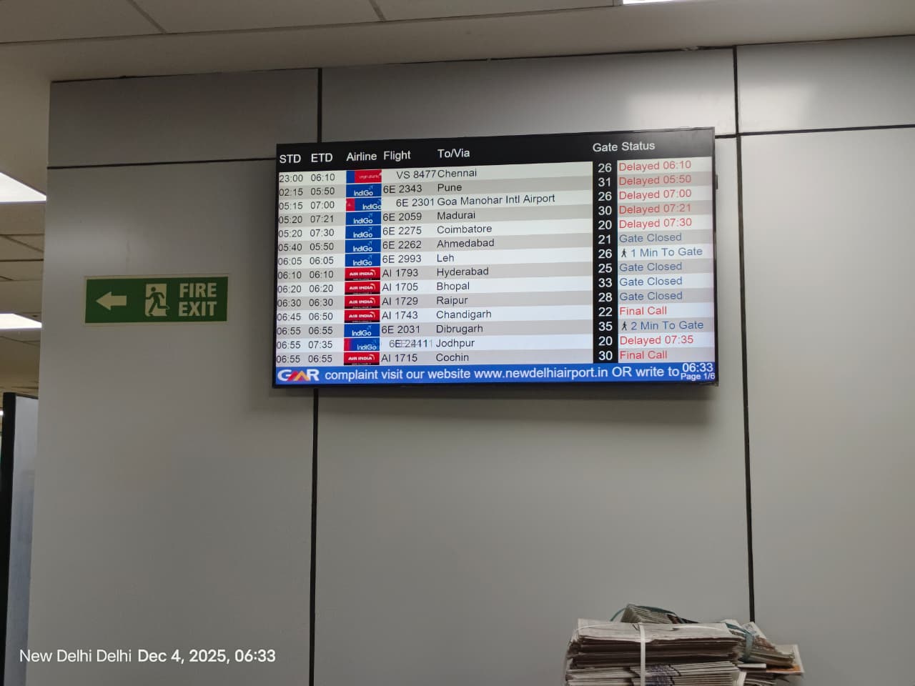 દિલ્હી એરપોર્ટ પર ગુરુવારે સવારે 6:33 વાગ્યે ઇન્ડિગોની ઘણી ફ્લાઇટ્સ 6થી 7 કલાક મોડી પડી.