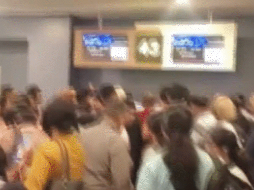 बेंगलुरु एयरपोर्ट पर बुधवार को निराश यात्री एयरलाइन कर्मचारियों से बहस करते नजर आए।