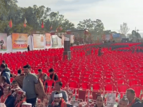 जोरावर स्टेडियम पहुंचने लगे बीजेपी कार्यकर्ता।