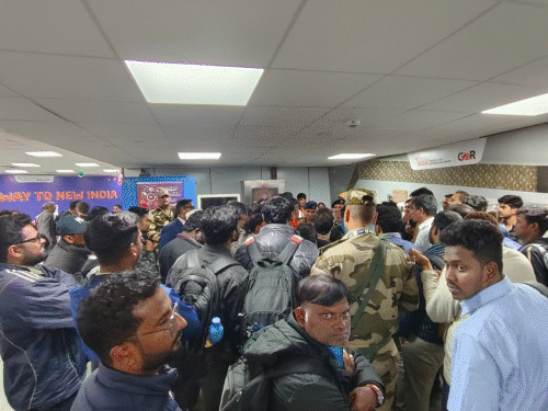 दिल्ली एयरपोर्ट पर सैकड़ों यात्रियों ने बुधवार-गुरुवार की रात फ्लाइट का इंतजार करते हुए गुजारी।