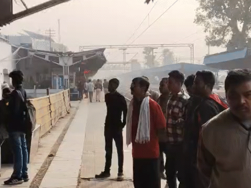 वारदात के बाद आरपीएफ पोस्ट के बाहर लोगों की भीड़ लग गई।