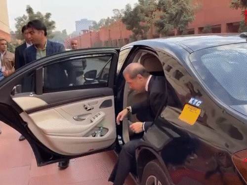 रुस के पहले डिप्टी PM डेनिस मंटुरोव संसद में अंदर जाते हुए।