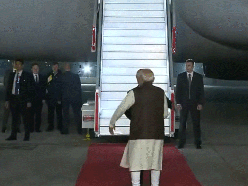 पीएम मोदी ने पुतिन को एयरपोर्ट पर रिसीव किया। इस दौरान दोनों ने एक-दूसरे को गले लगाया।