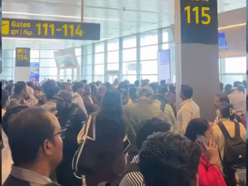 हैदराबाद के राजीव गांधी इंटरनेशनल एयरपोर्ट पर चेक इन सिस्टम में समस्या के चलते काफी भीड़ जमा हो गई।