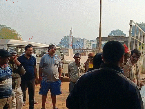 बिरयानी सेंटर में युवक की लाश फर्श पर पड़ी हुई मिली थी।