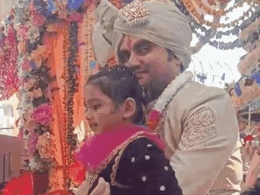 वृंदावन में बुधवार को निकासी की रस्म हुई। यहां कथावाचक के साथ घोड़ी पर उनकी भतीजी बैठी थीं।