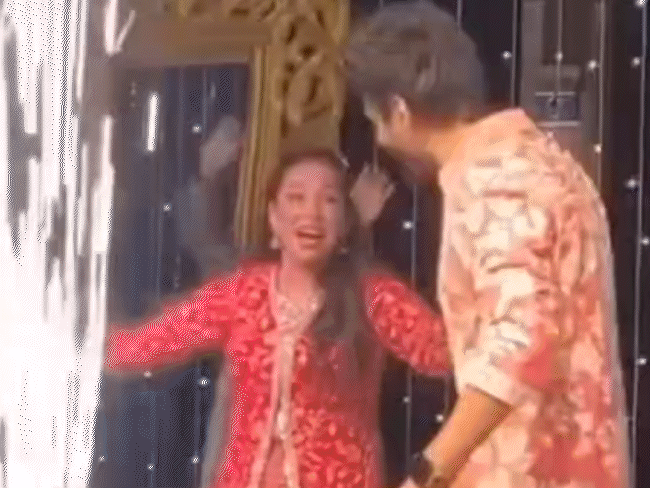 बहन के साथ मस्ती करते दिखे कार्तिक आर्यन।