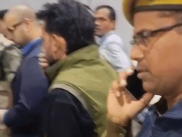 जयपुर एयरपोर्ट पर पहुंची टीम इलेक्ट्रॉनिक डिवाइस की जांच में जुट गई।