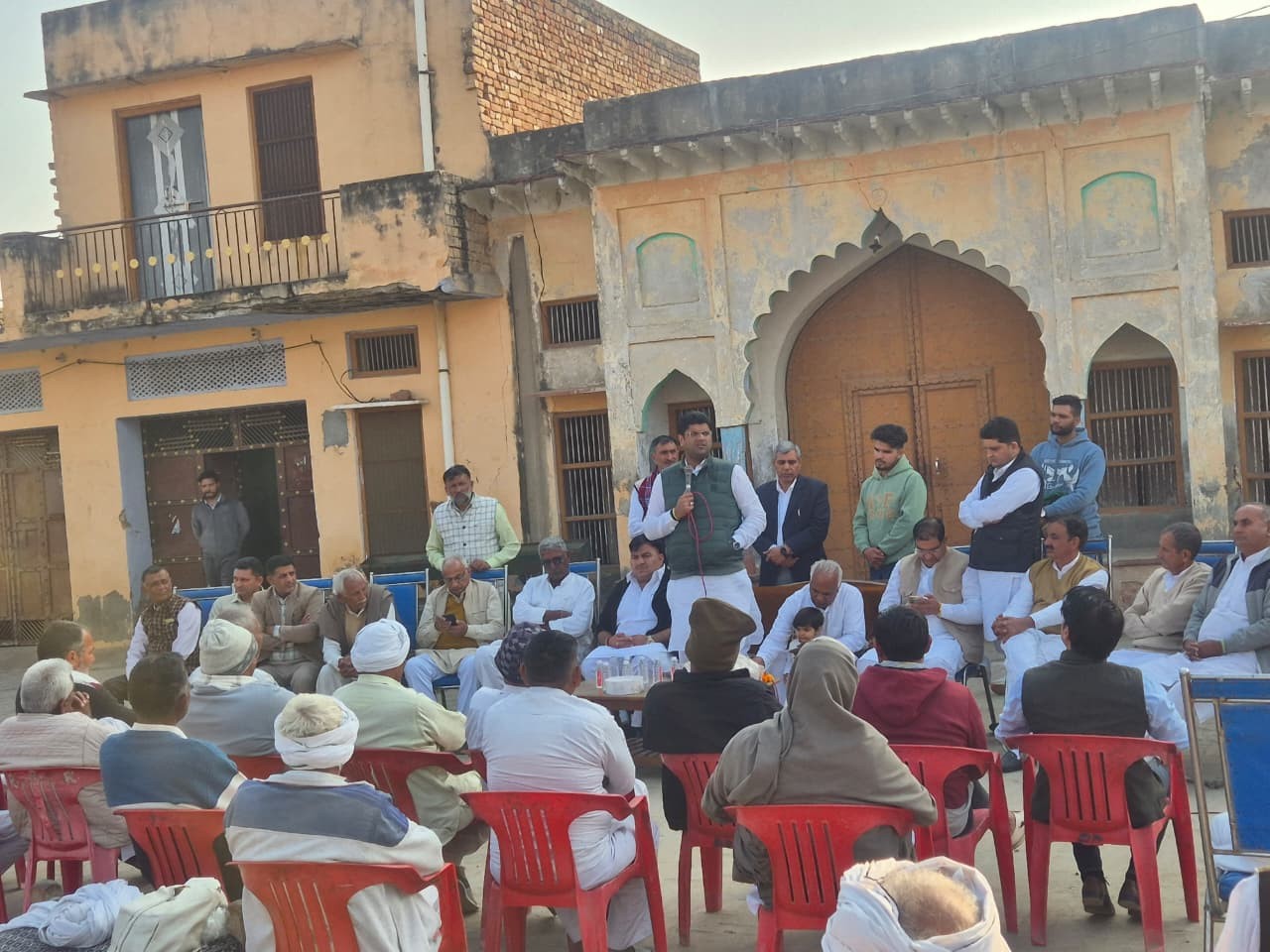 बास गांव में नुक्कड़ सभा को संबोधित करते दुष्यंत चौटाला।