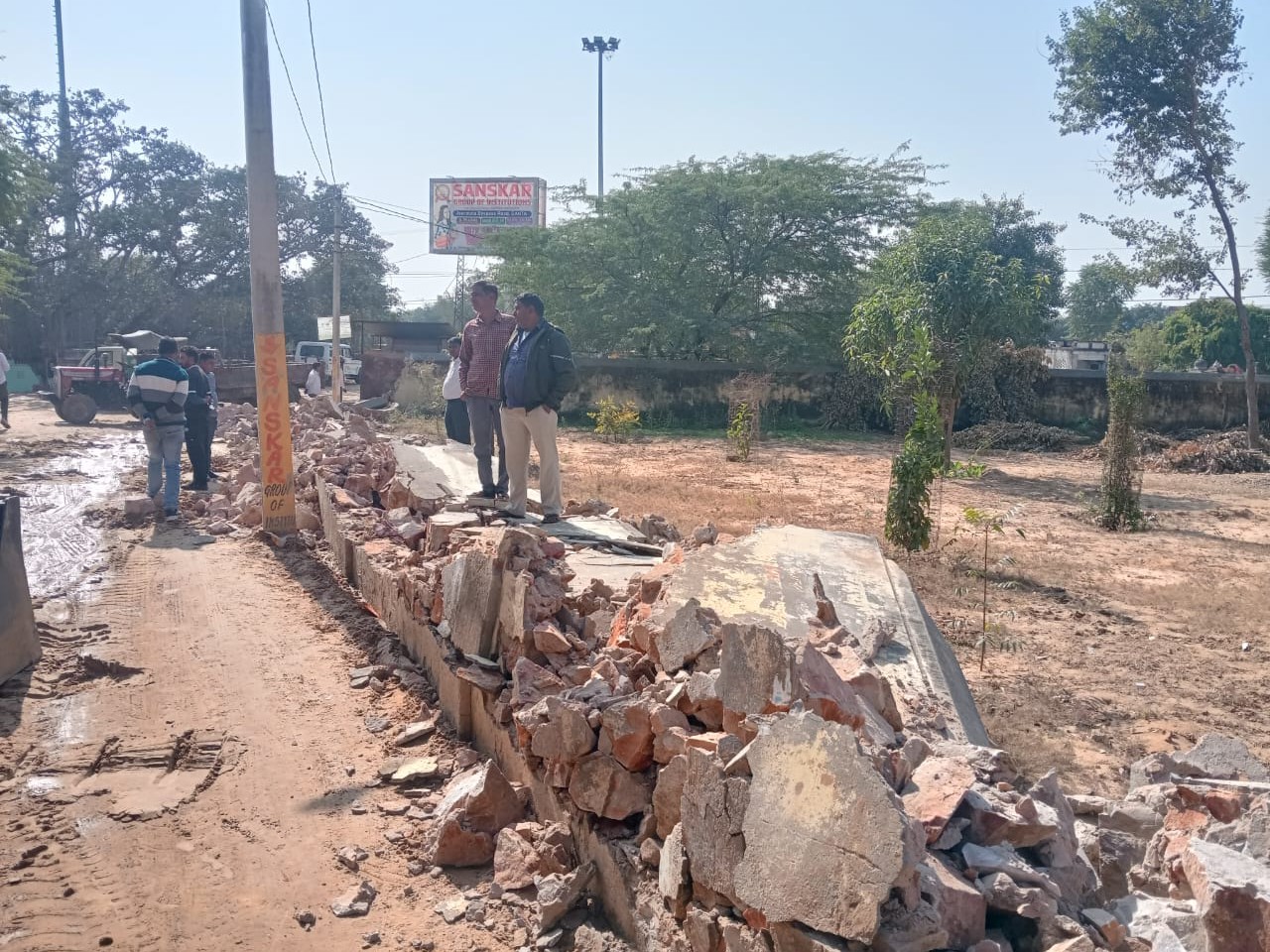 लगभग 5 से 7 फीट तक के स्थायी पक्के निर्माणों को ध्वस्त किया।