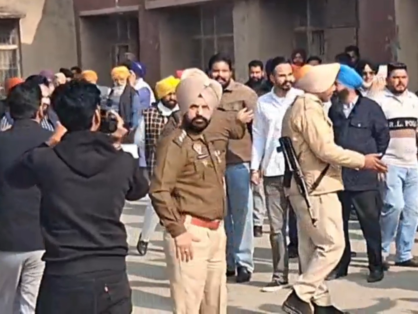 हंगामा के बाद मौके पर पहुंची पुलिस।