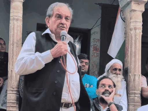 सद्भाव यात्रा के दौरान एक कार्यक्रम संबोधित करते हुए बीरेंद्र सिंह और साथ में बैठे पूर्व सांसद बृजेंद्र सिंह। फाइल फोटो