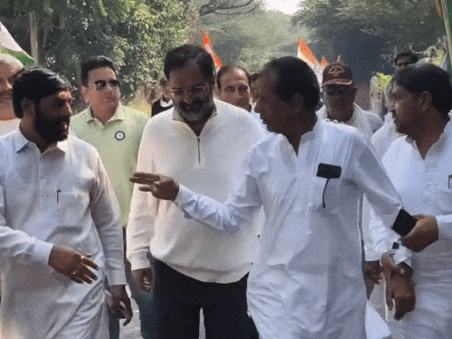 सद्भाव यात्रा के दौरान कांग्रेस नेता बृजेंद्र सिंह व कार्यकर्ता।