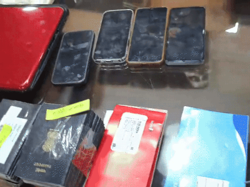 आरोपियों से बरामद मोबाइल व लैपटॉप।