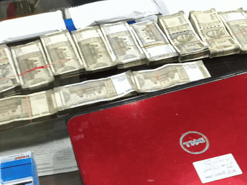 पुलिस ने आरोपियों से बरामद किया कैश।