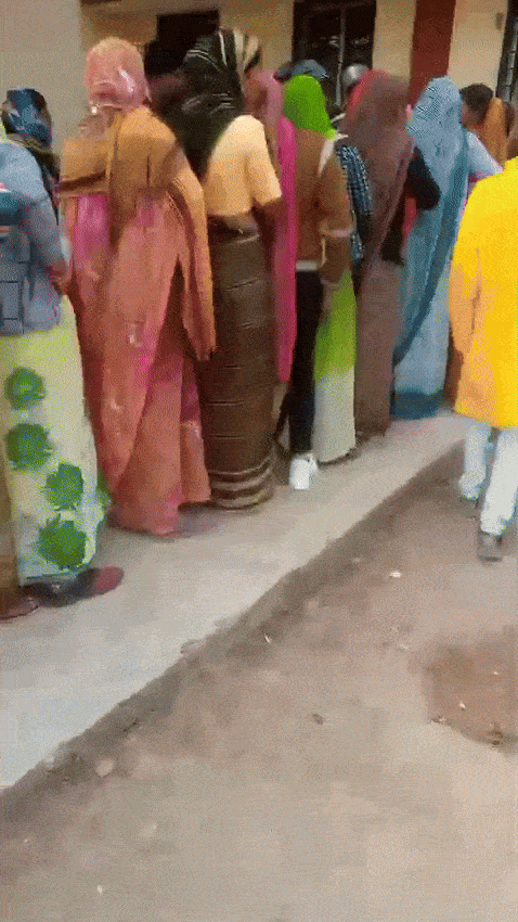 खाद वितरण की लाइन में लगी थी महिलाएं।