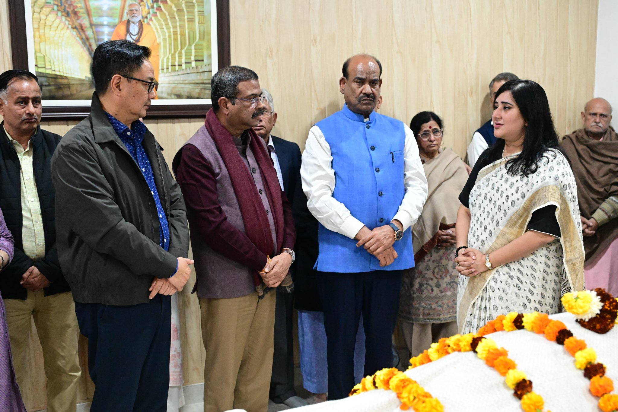 लोकसभा अध्यक्ष ओम बिर्ला यांच्यासह अनेक केंद्रीय मंत्री अंत्यदर्शनासाठी पोहोचले.