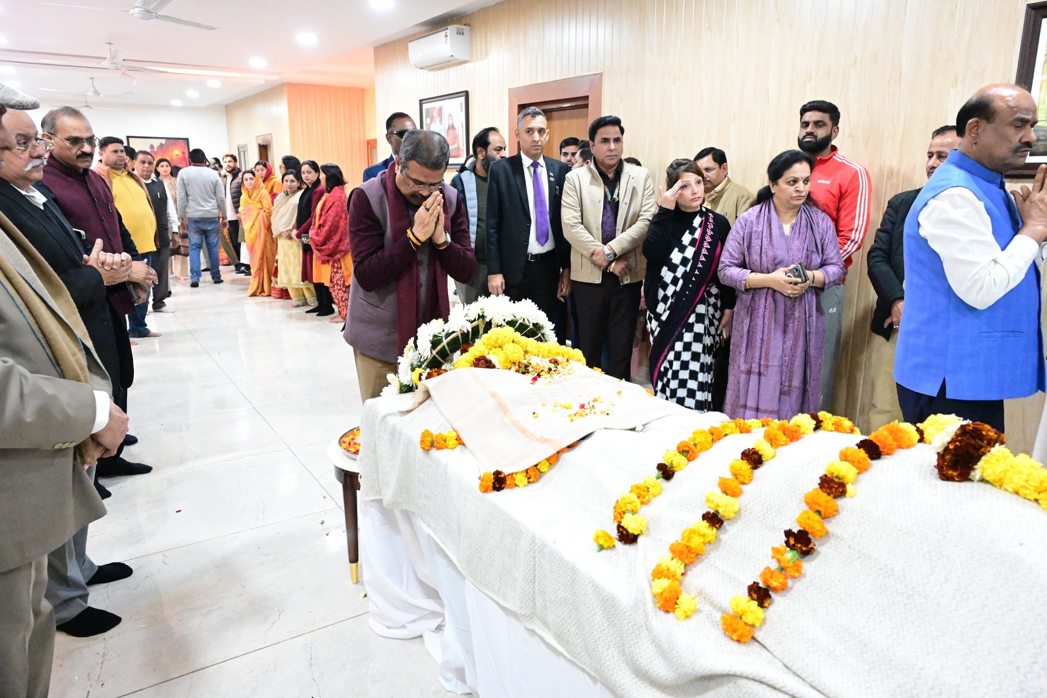 दिल्लीत मुलगी बांसुरी स्वराजच्या घरी वडील स्वराज कौशल यांचे पार्थिव शरीर अंत्यदर्शनासाठी ठेवले आहे.