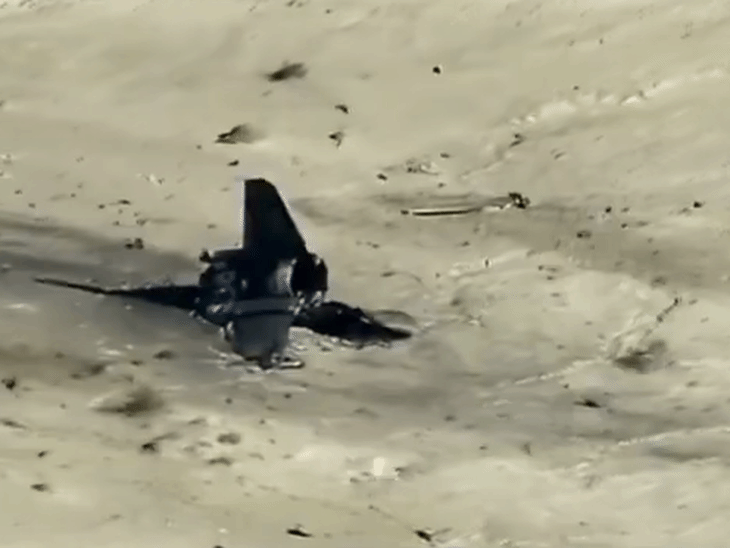 हादसे के बाद जेट की पुर्जे जगह-जगह बिखरे पड़े हैं। घटना की जांच की जा रही है।