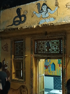 મતદાર યાદીમાં જે મકાન નંબર 54માં અમિતાભ બચ્ચનના રહેવાનો ઉલ્લેખ છે. ત્યાં હકીકતમાં મંદિર બનેલું છે.