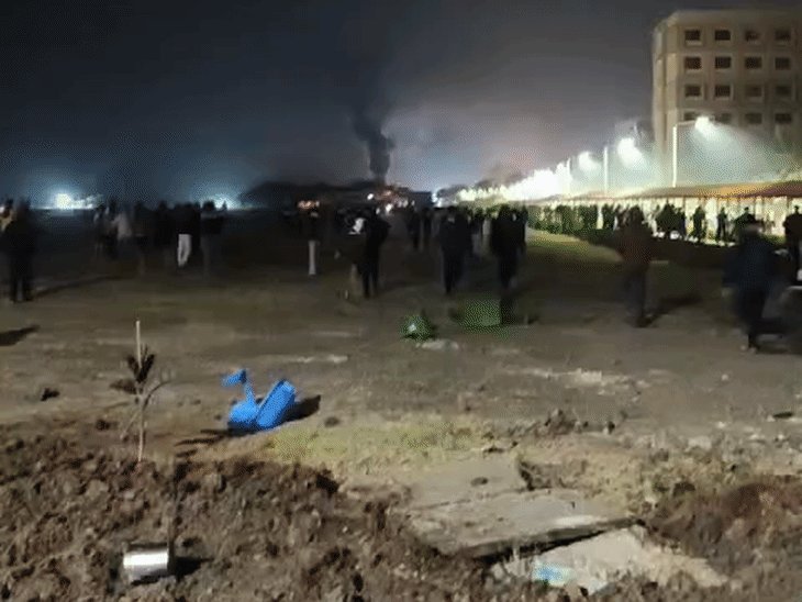 कैंपस में एक किलोमीटर दूर से धुएं का गुबार नजर आ रहा था।