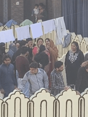 तस्वीर बुधवार की है, जब मैरिज हॉल पर बुलडोजर चलता देखकर महिलाएं चीख-चीख कर रोने लगी थीं।