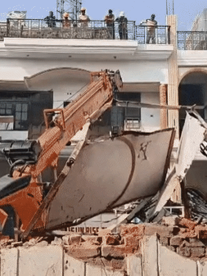 सरफराज के मैरिज लॉन पर बुलडोजर चलाकर 40% तक ध्वस्त कर दिया गया।